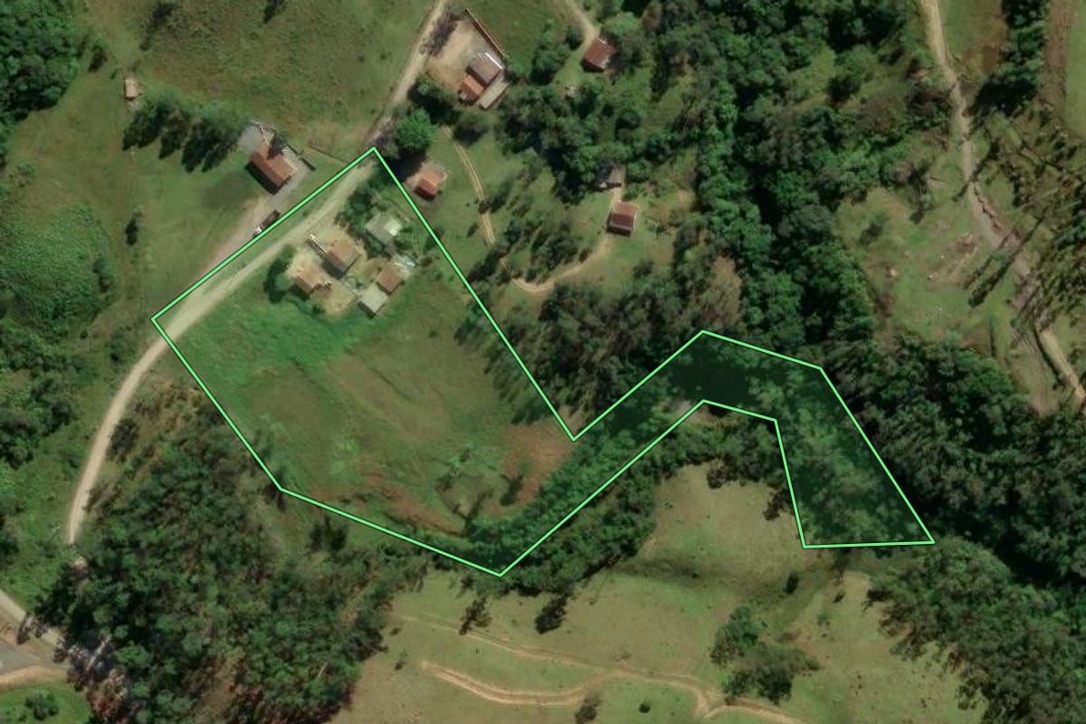 Imagem de satélite do imóvel rural em Lauro Müller (SC), com o contorno declarado no CAR desenhado por cima.