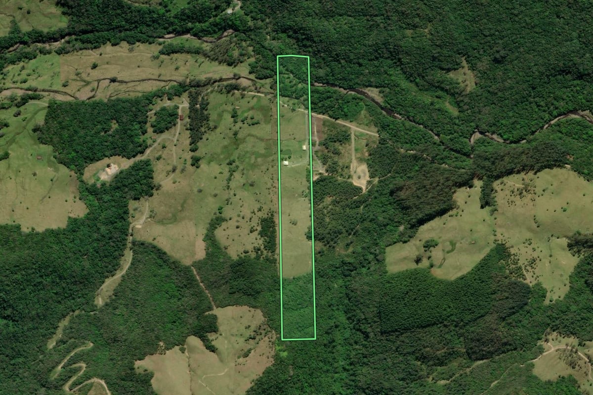 Imagem de satélite do imóvel rural em Lauro Müller (SC), com o contorno declarado no CAR desenhado por cima.