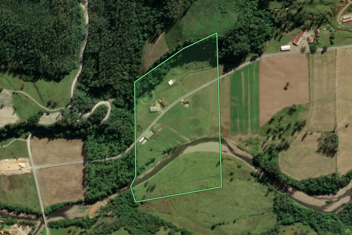 Imagem de satélite do imóvel rural em Lauro Müller (SC), com o contorno declarado no CAR desenhado por cima.