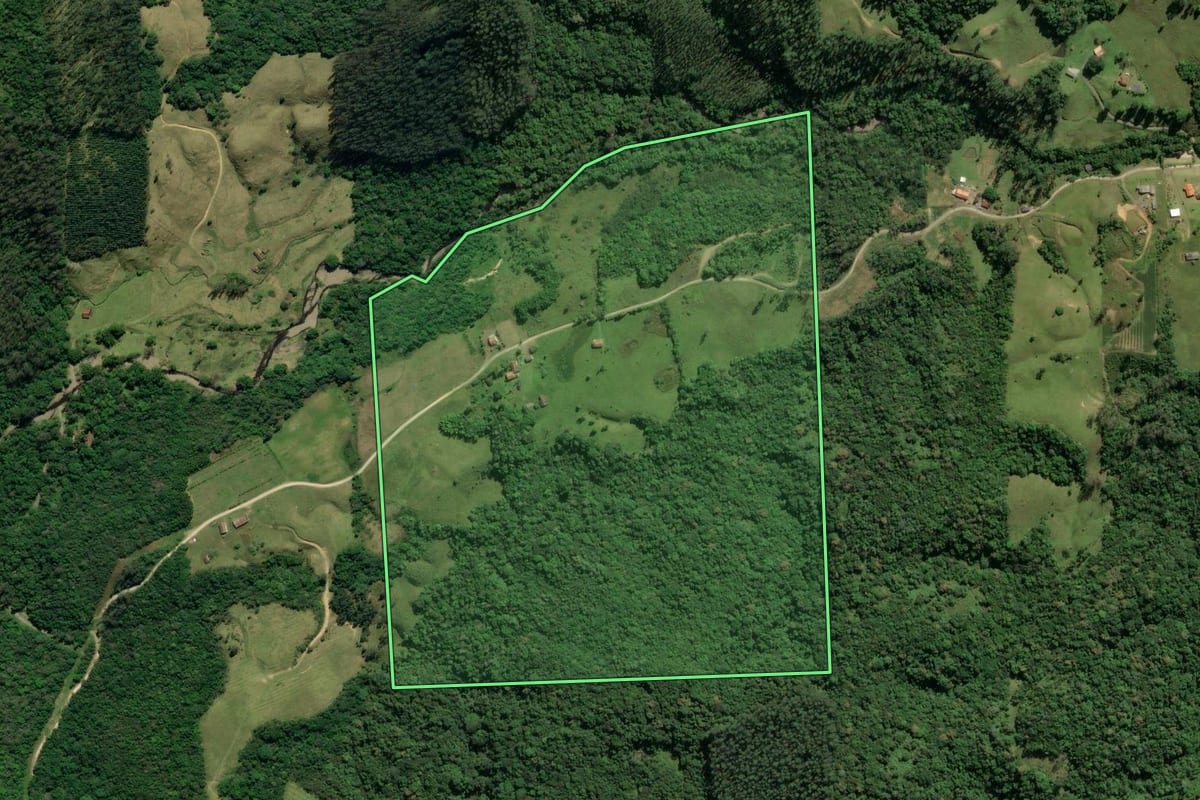 Imagem de satélite do imóvel rural em Lauro Müller (SC), com o contorno declarado no CAR desenhado por cima.
