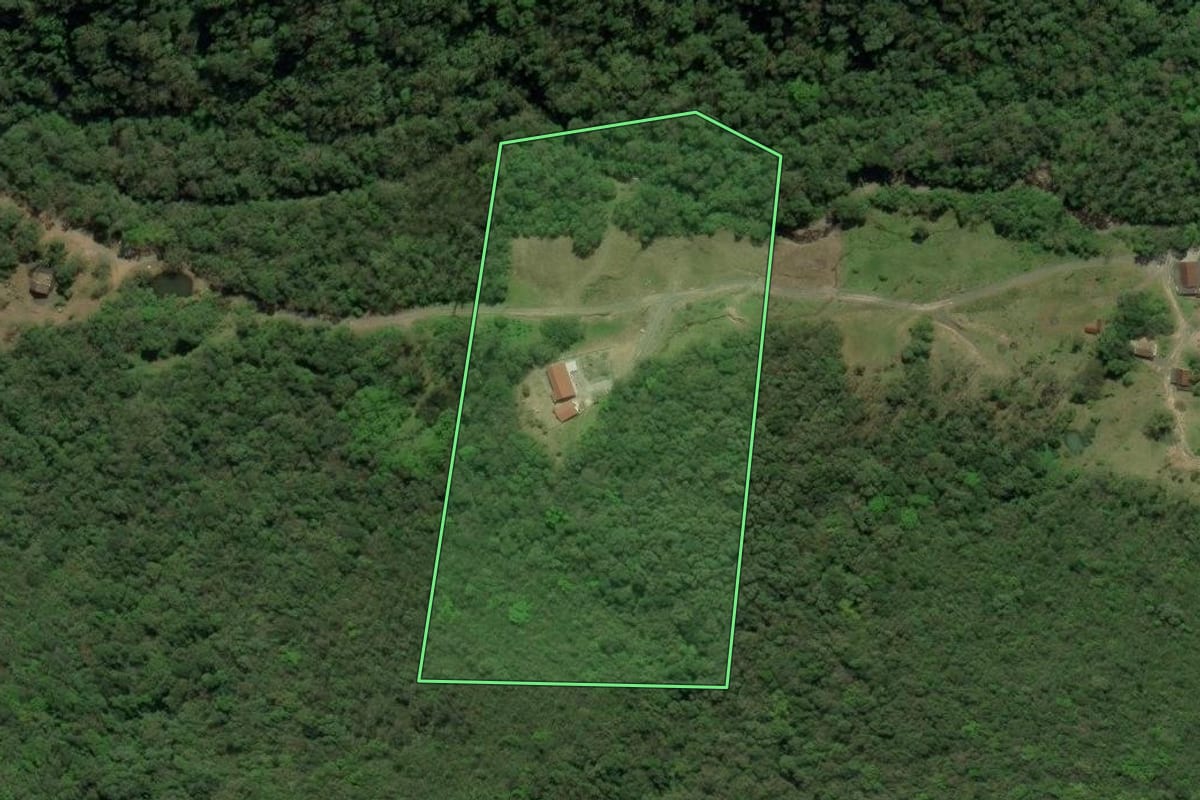 Imagem de satélite do imóvel rural em Lauro Müller (SC), com o contorno declarado no CAR desenhado por cima.