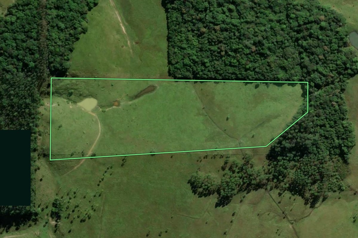 Imagem de satélite do imóvel rural em Lauro Müller (SC), com o contorno declarado no CAR desenhado por cima.