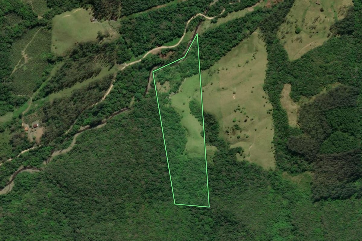 Imagem de satélite do imóvel rural em Lauro Müller (SC), com o contorno declarado no CAR desenhado por cima.