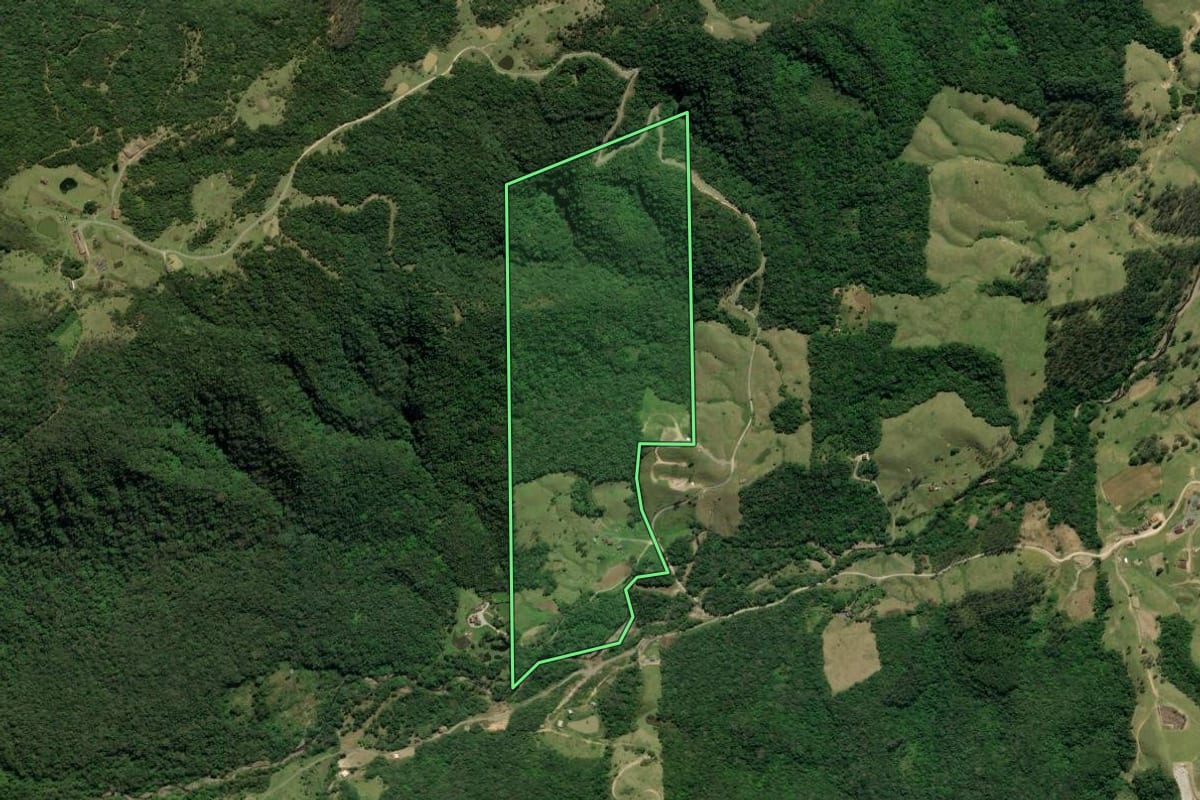 Imagem de satélite do imóvel rural em Lauro Müller (SC), com o contorno declarado no CAR desenhado por cima.