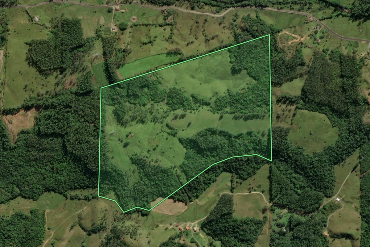 Imagem de satélite do imóvel rural em Lauro Müller (SC), com o contorno declarado no CAR desenhado por cima.