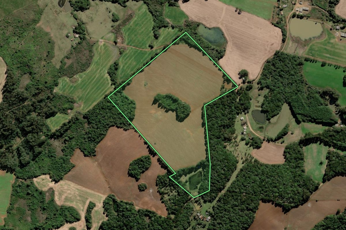 Imagem de satélite do imóvel rural em Lebon Régis (SC), com o contorno declarado no CAR desenhado por cima.