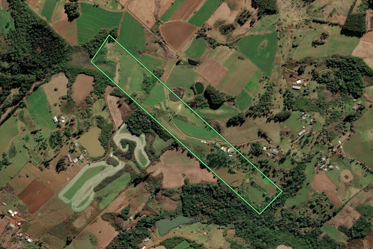 Imagem de satélite do imóvel rural em Lebon Régis (SC), com o contorno declarado no CAR desenhado por cima.