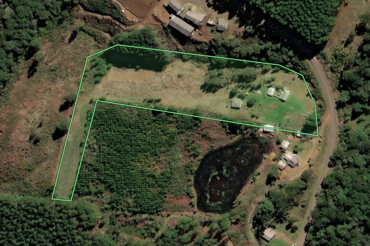 Imagem de satélite do imóvel rural em Lebon Régis (SC), com o contorno declarado no CAR desenhado por cima.
