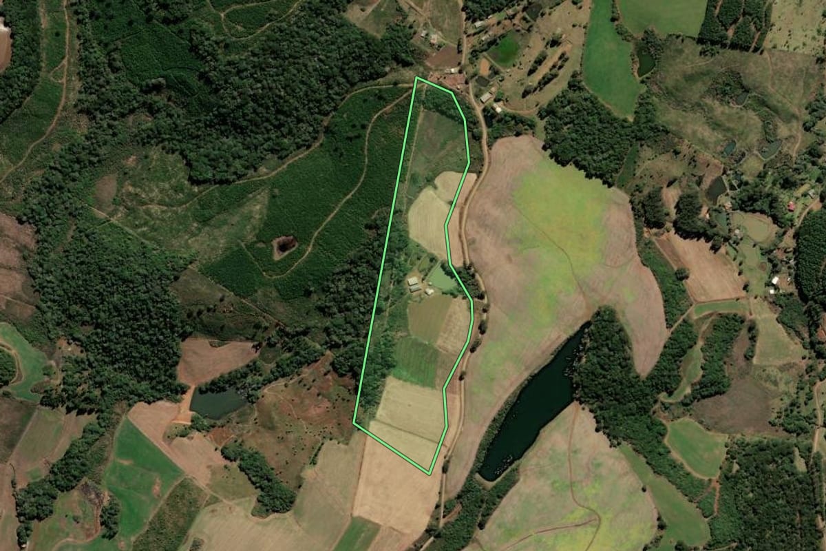 Imagem de satélite do imóvel rural em Lebon Régis (SC), com o contorno declarado no CAR desenhado por cima.