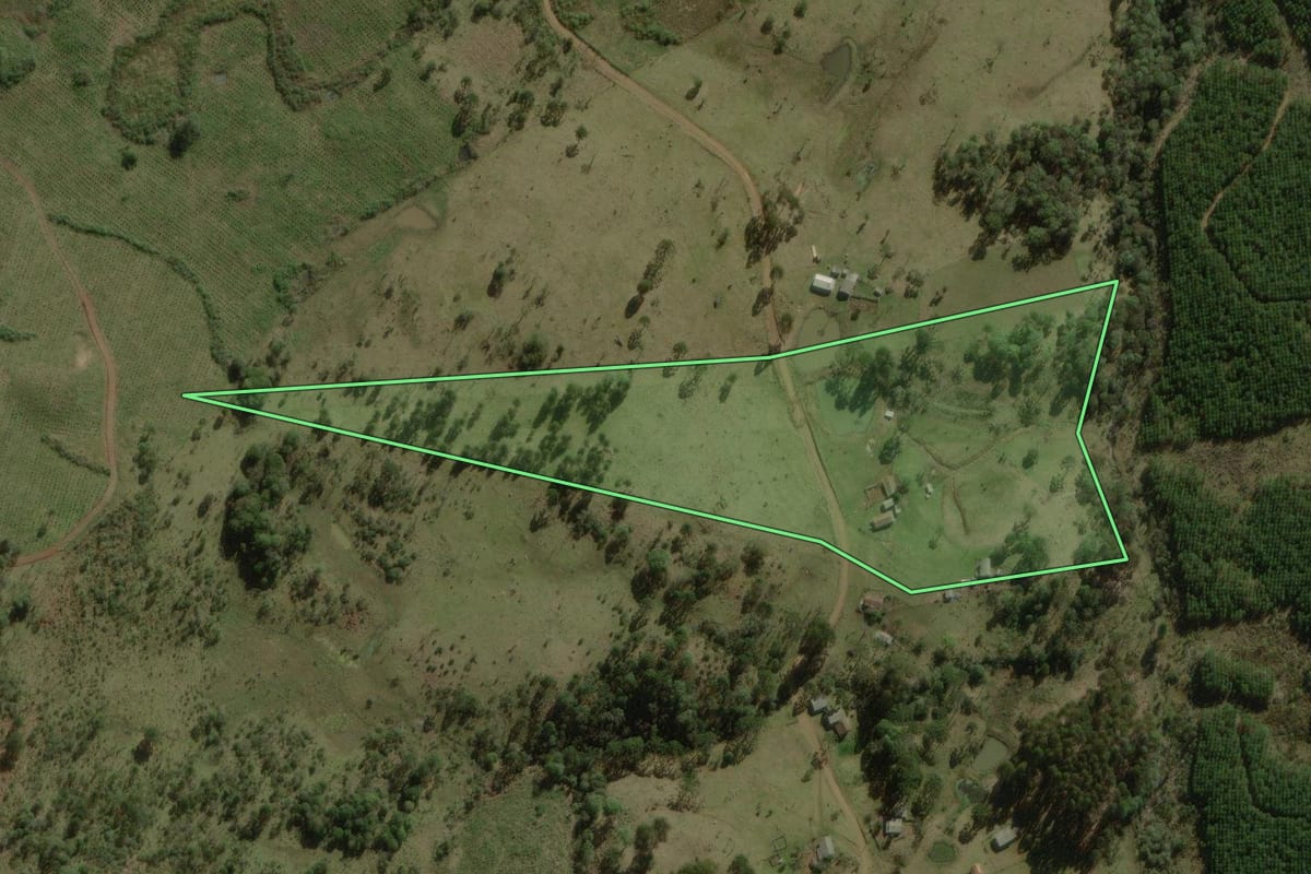 Imagem de satélite do imóvel rural em Lebon Régis (SC), com o contorno declarado no CAR desenhado por cima.