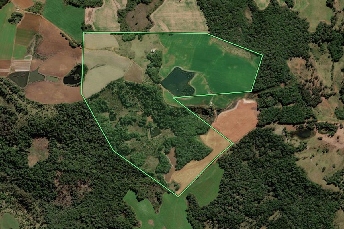 Imagem de satélite do imóvel rural em Lebon Régis (SC), com o contorno declarado no CAR desenhado por cima.
