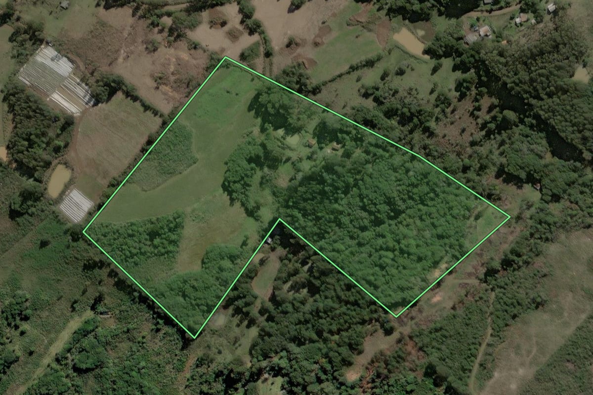 Imagem de satélite do imóvel rural em Lebon Régis (SC), com o contorno declarado no CAR desenhado por cima.