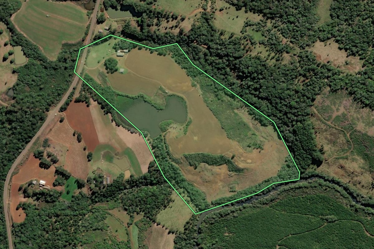 Imagem de satélite do imóvel rural em Lebon Régis (SC), com o contorno declarado no CAR desenhado por cima.