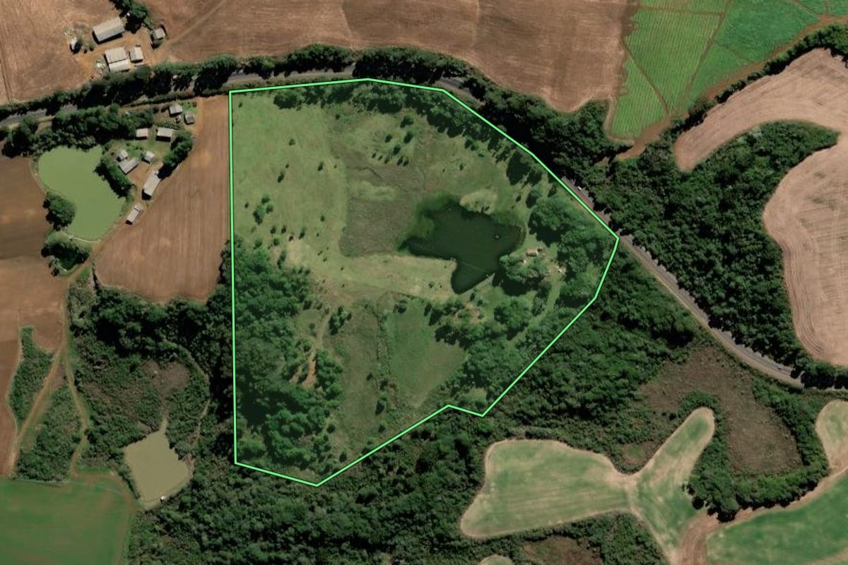 Imagem de satélite do imóvel rural em Lebon Régis (SC), com o contorno declarado no CAR desenhado por cima.
