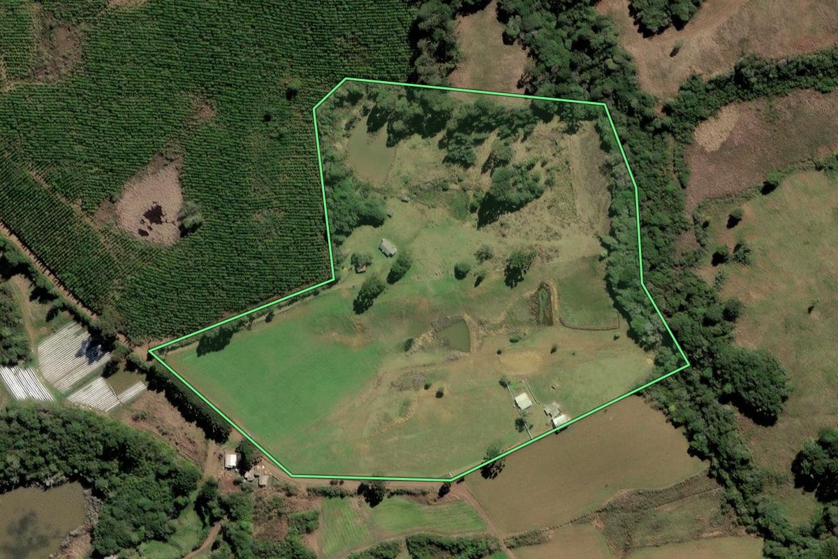 Imagem de satélite do imóvel rural em Lebon Régis (SC), com o contorno declarado no CAR desenhado por cima.