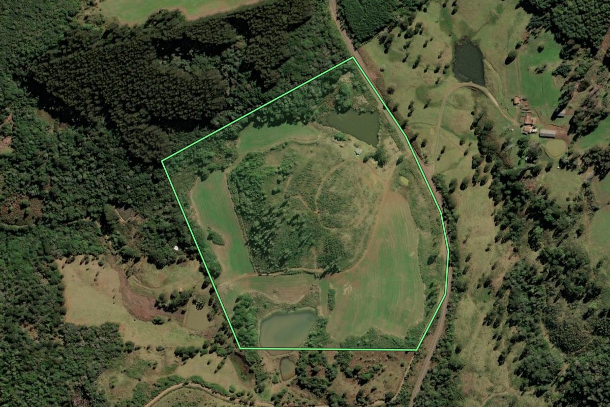 Imagem de satélite do imóvel rural em Lebon Régis (SC), com o contorno declarado no CAR desenhado por cima.