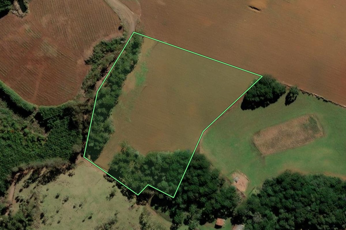Imagem de satélite do imóvel rural em Lebon Régis (SC), com o contorno declarado no CAR desenhado por cima.