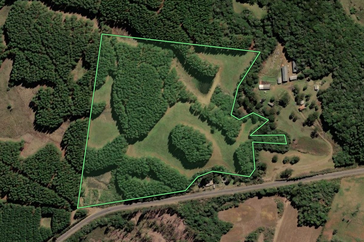 Imagem de satélite do imóvel rural em Lebon Régis (SC), com o contorno declarado no CAR desenhado por cima.