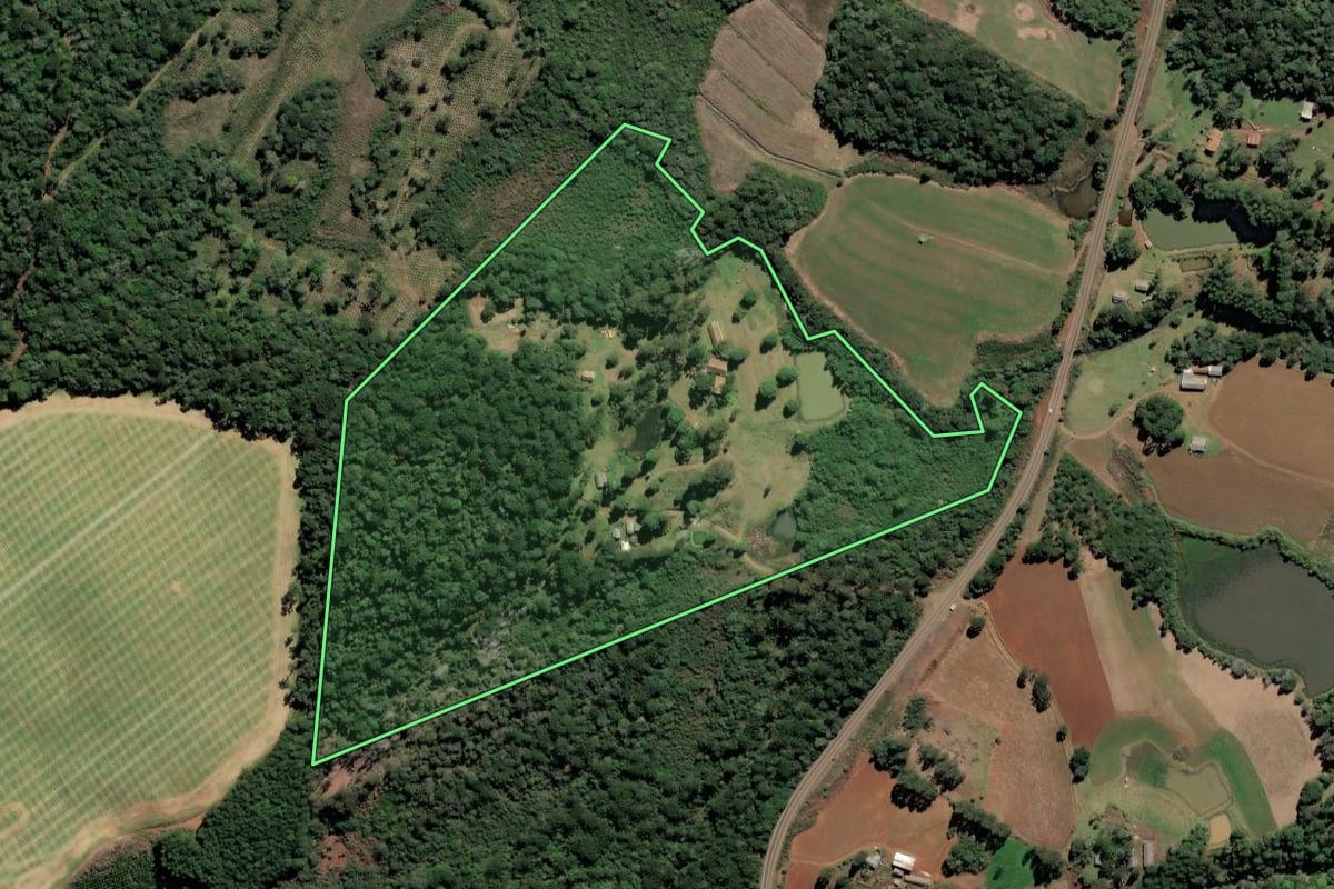 Imagem de satélite do imóvel rural em Lebon Régis (SC), com o contorno declarado no CAR desenhado por cima.