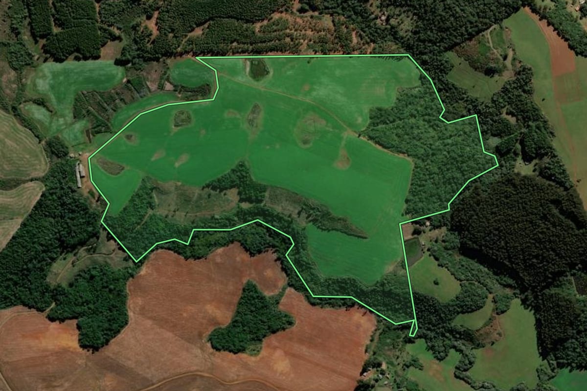 Imagem de satélite do imóvel rural em Lebon Régis (SC), com o contorno declarado no CAR desenhado por cima.