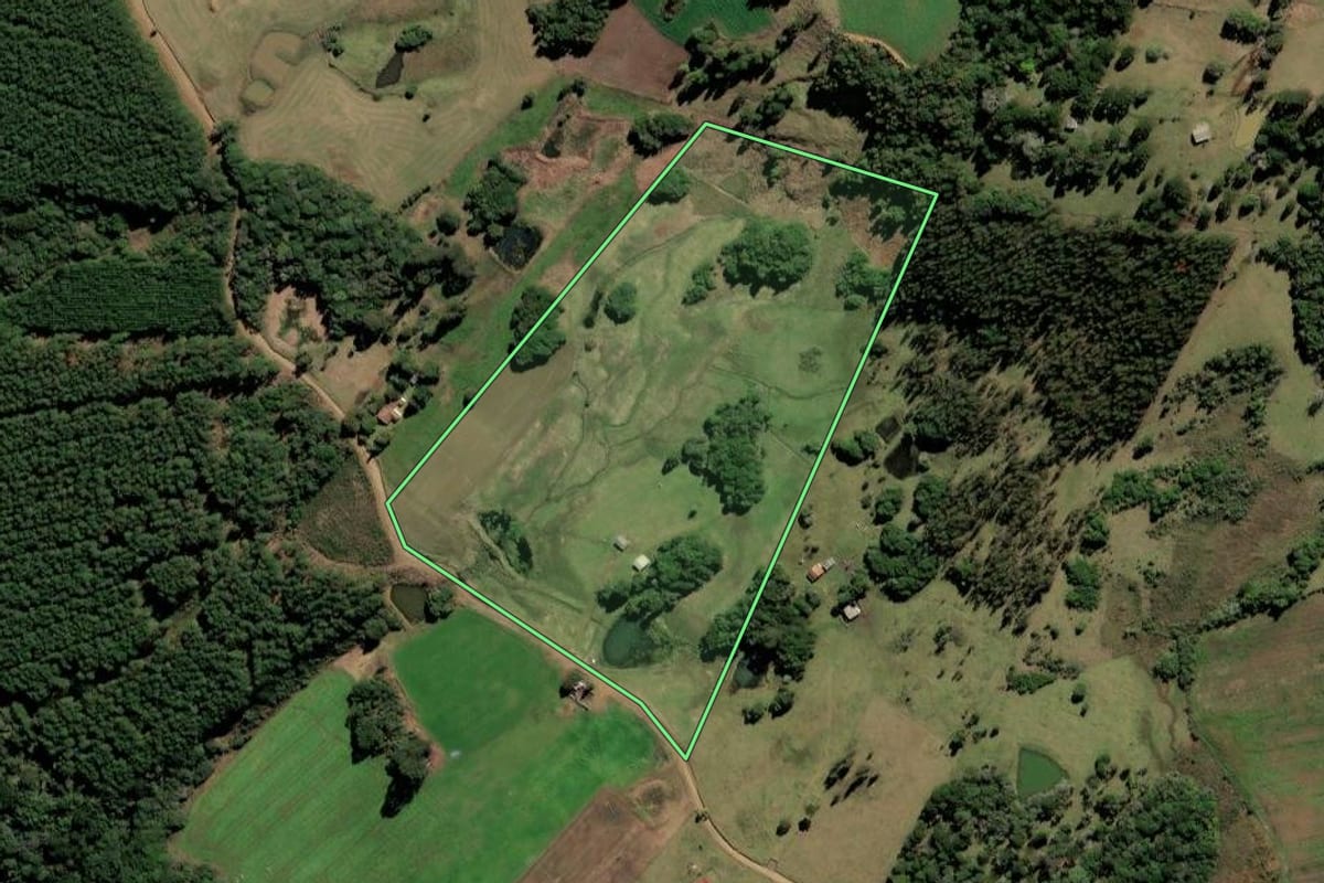 Imagem de satélite do imóvel rural em Lebon Régis (SC), com o contorno declarado no CAR desenhado por cima.