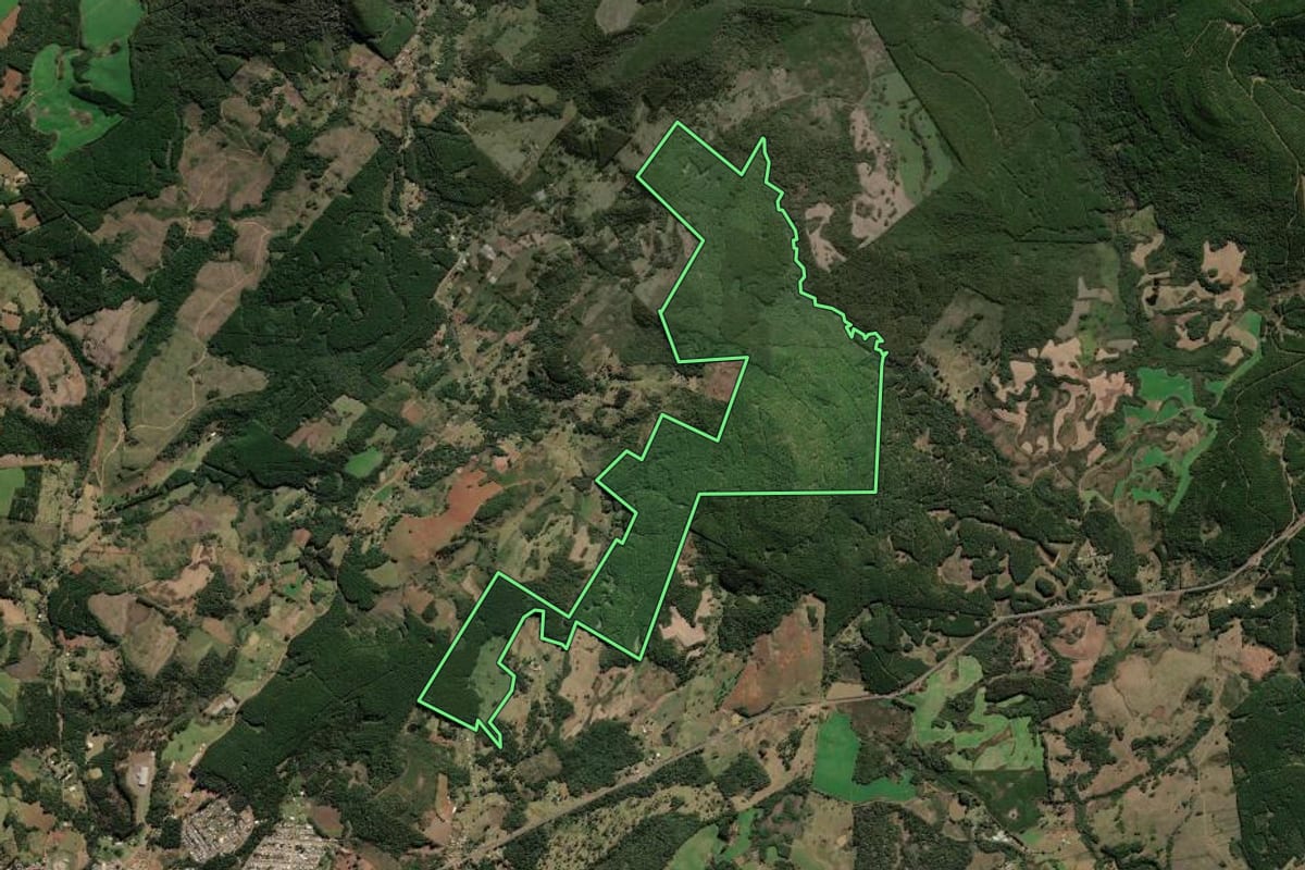 Imagem de satélite do imóvel rural em Lebon Régis (SC), com o contorno declarado no CAR desenhado por cima.