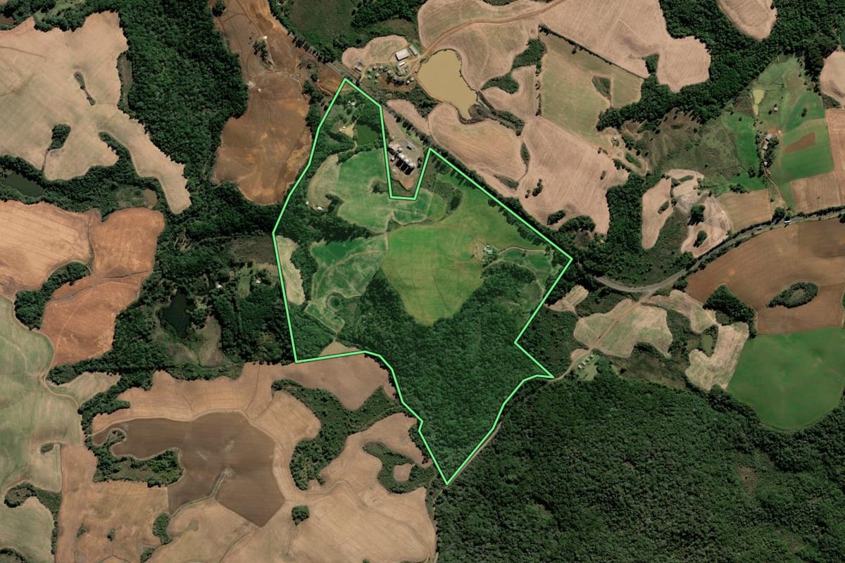 Imagem de satélite do imóvel rural em Lebon Régis (SC), com o contorno declarado no CAR desenhado por cima.