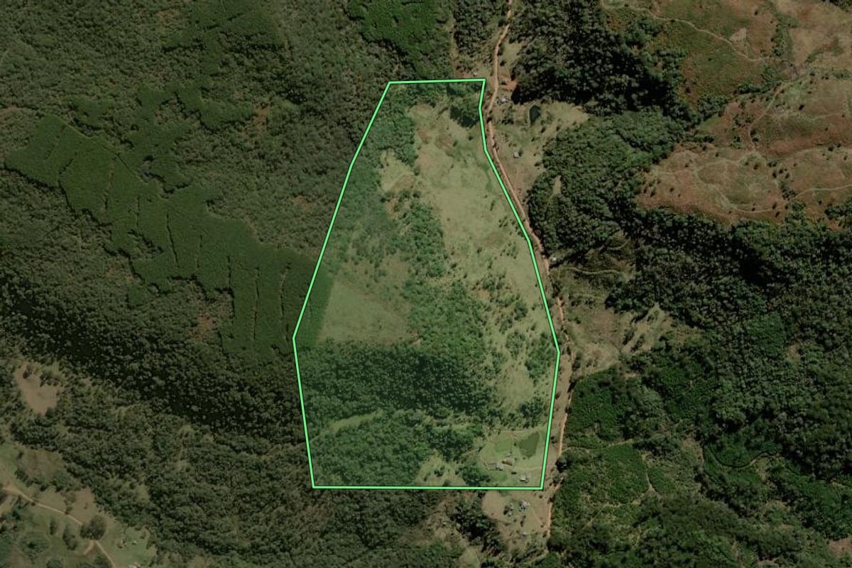 Imagem de satélite do imóvel rural em Lebon Régis (SC), com o contorno declarado no CAR desenhado por cima.