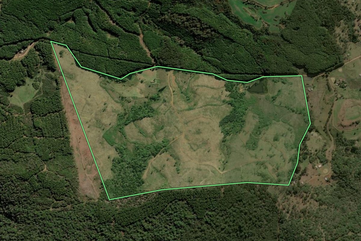 Imagem de satélite do imóvel rural em Lebon Régis (SC), com o contorno declarado no CAR desenhado por cima.