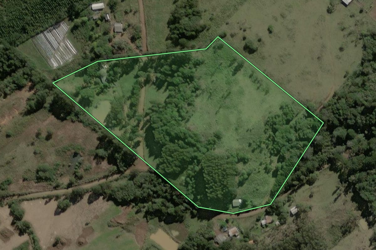 Imagem de satélite do imóvel rural em Lebon Régis (SC), com o contorno declarado no CAR desenhado por cima.