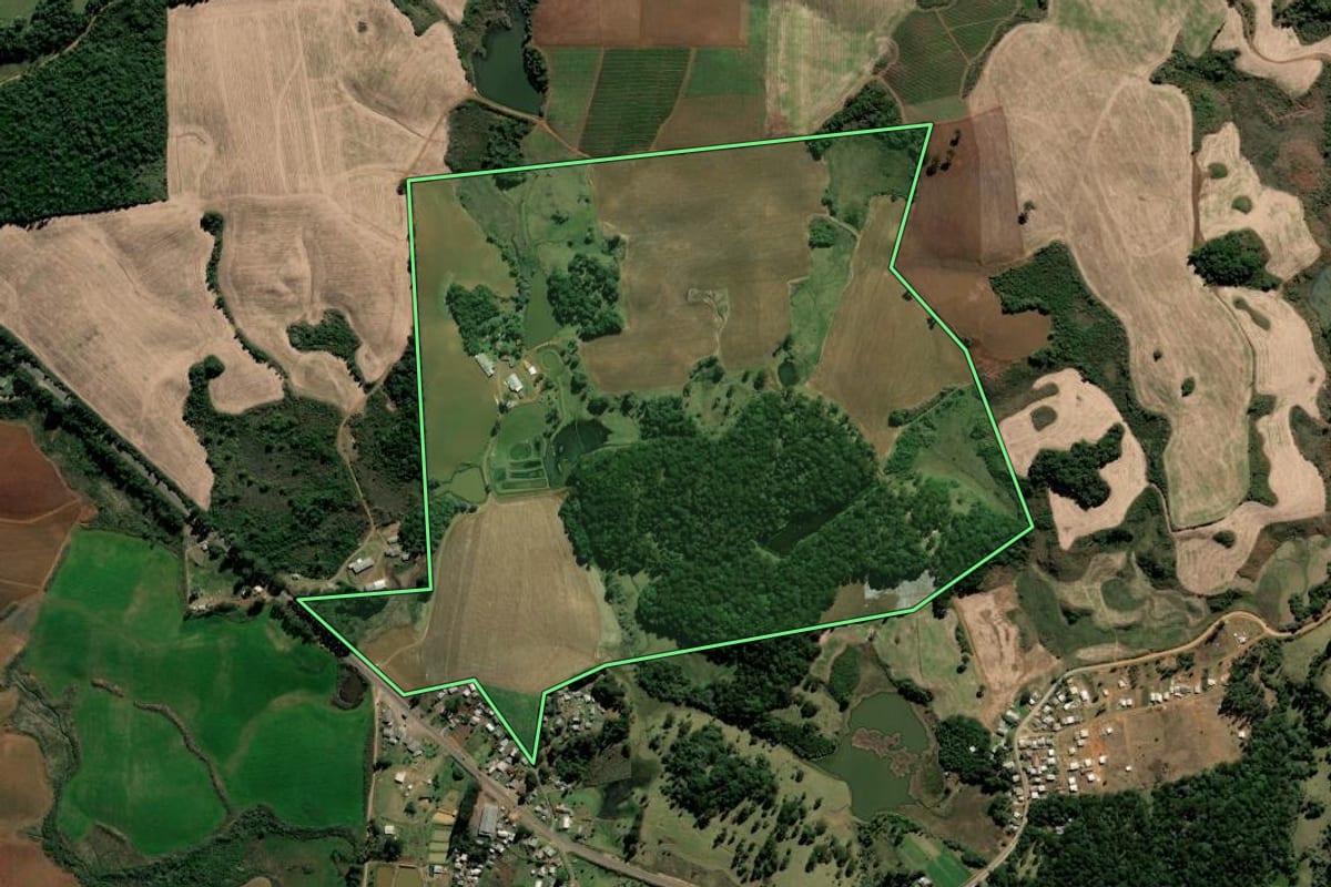 Imagem de satélite do imóvel rural em Lebon Régis (SC), com o contorno declarado no CAR desenhado por cima.