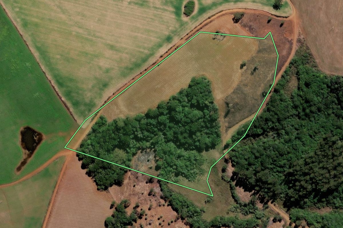 Imagem de satélite do imóvel rural em Lebon Régis (SC), com o contorno declarado no CAR desenhado por cima.