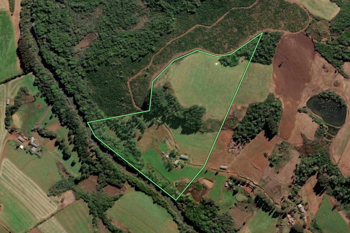 Imagem de satélite do imóvel rural em Lebon Régis (SC), com o contorno declarado no CAR desenhado por cima.