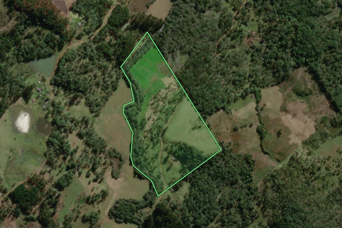 Imagem de satélite do imóvel rural em Lebon Régis (SC), com o contorno declarado no CAR desenhado por cima.