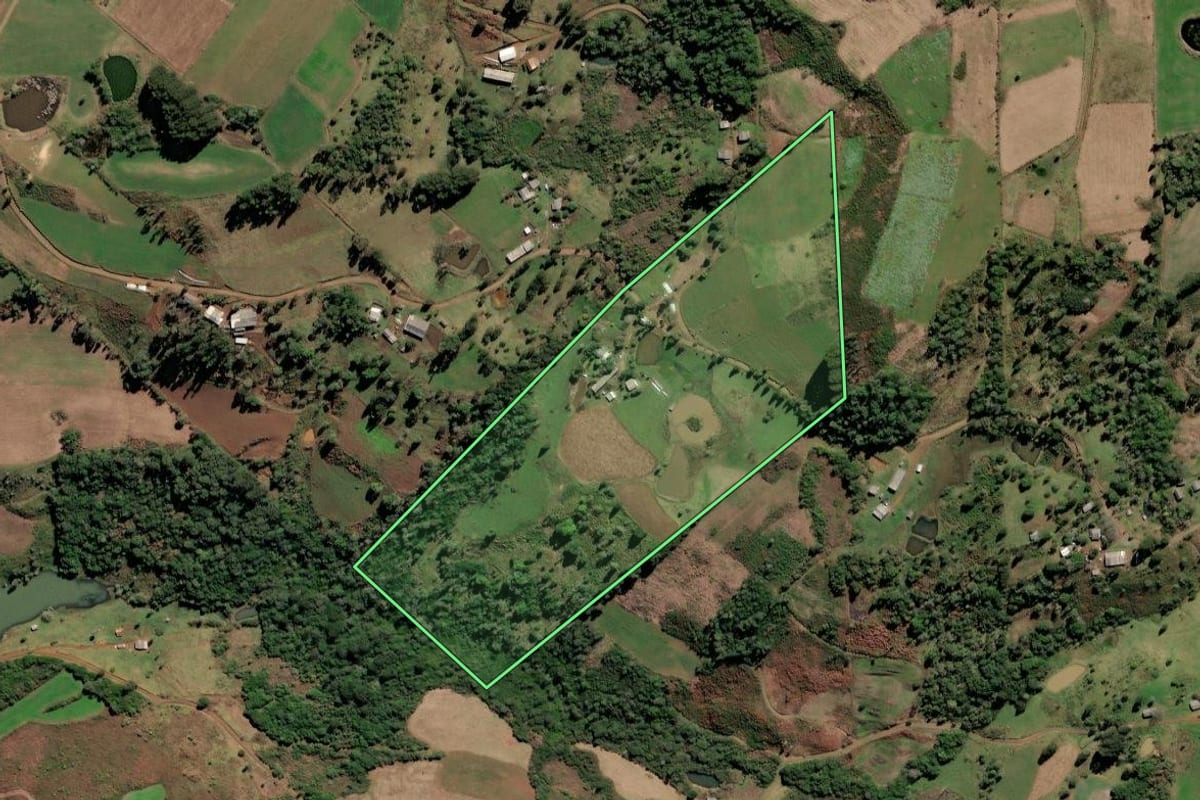 Imagem de satélite do imóvel rural em Lebon Régis (SC), com o contorno declarado no CAR desenhado por cima.