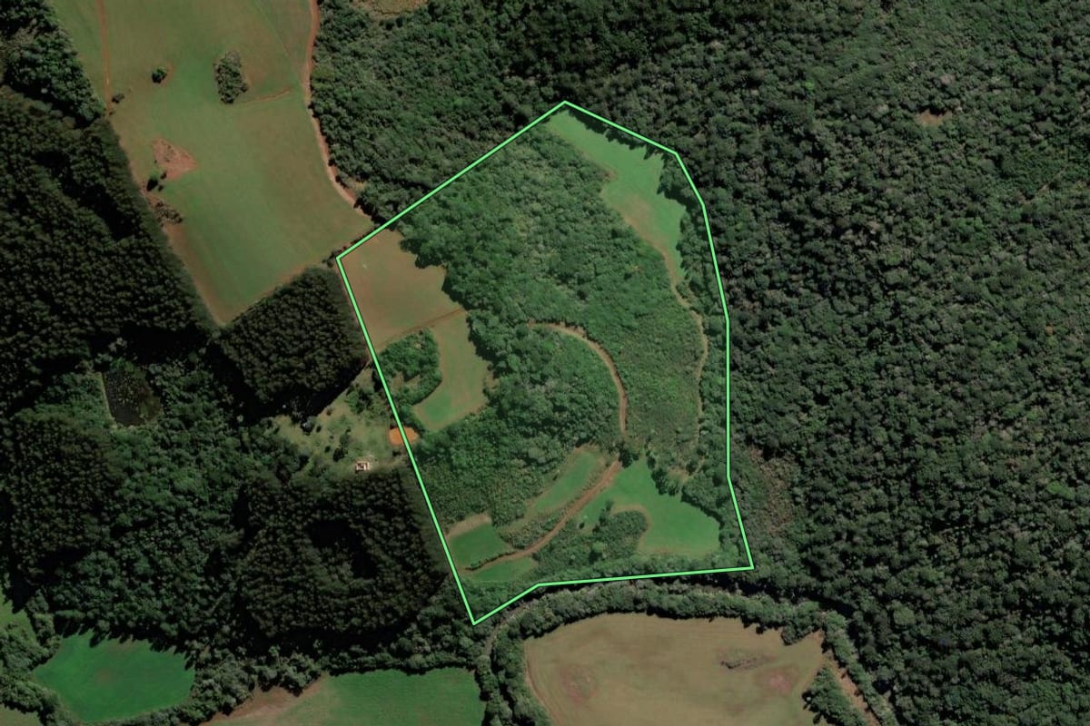 Imagem de satélite do imóvel rural em Lebon Régis (SC), com o contorno declarado no CAR desenhado por cima.