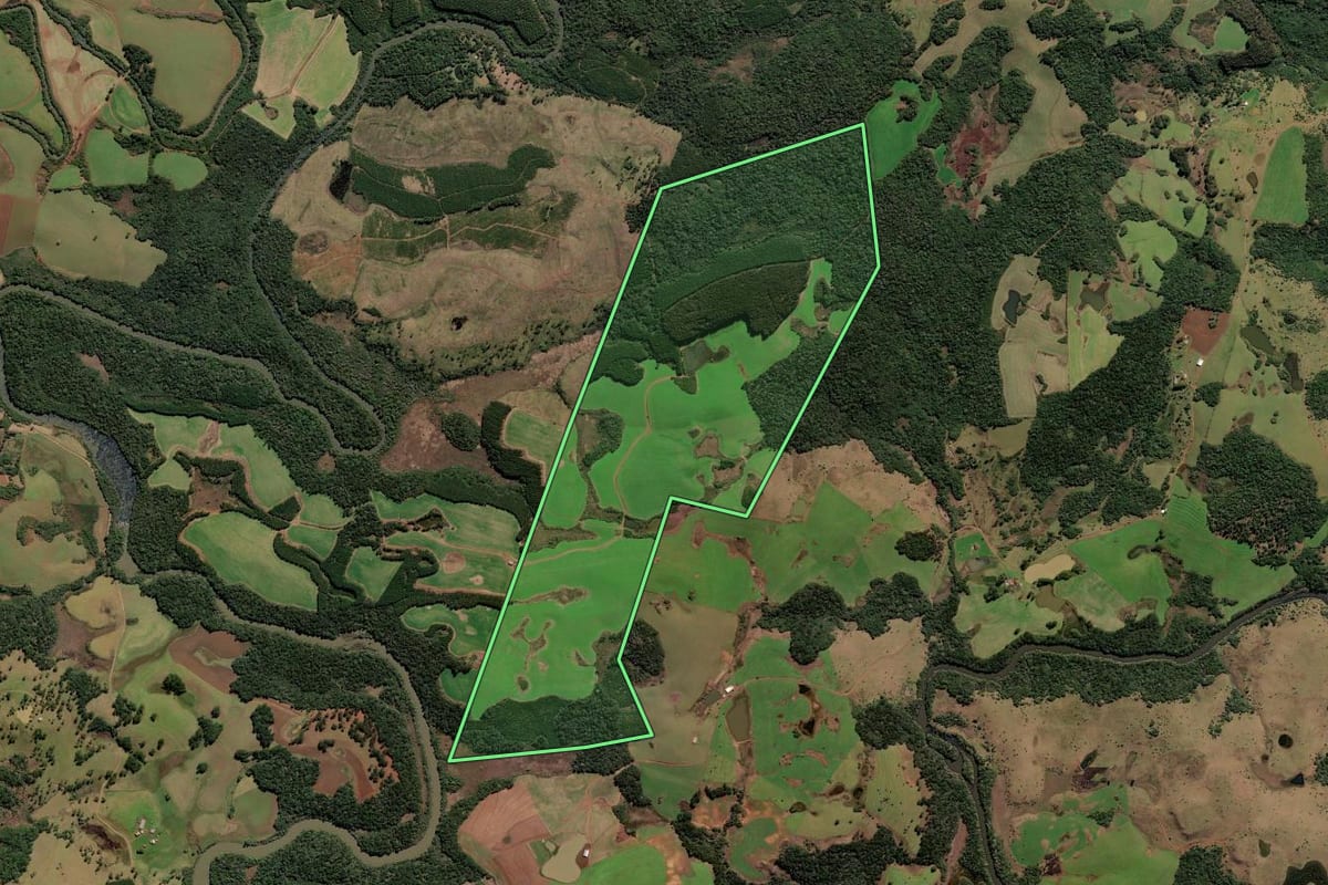Imagem de satélite do imóvel rural em Lebon Régis (SC), com o contorno declarado no CAR desenhado por cima.