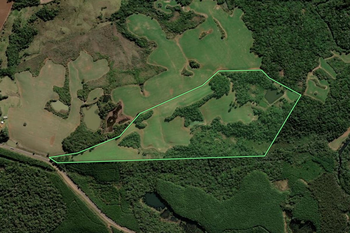 Imagem de satélite do imóvel rural em Lebon Régis (SC), com o contorno declarado no CAR desenhado por cima.