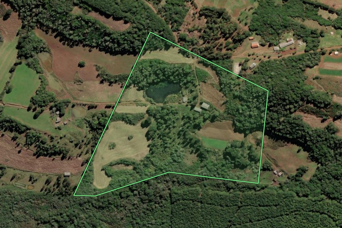 Imagem de satélite do imóvel rural em Lebon Régis (SC), com o contorno declarado no CAR desenhado por cima.