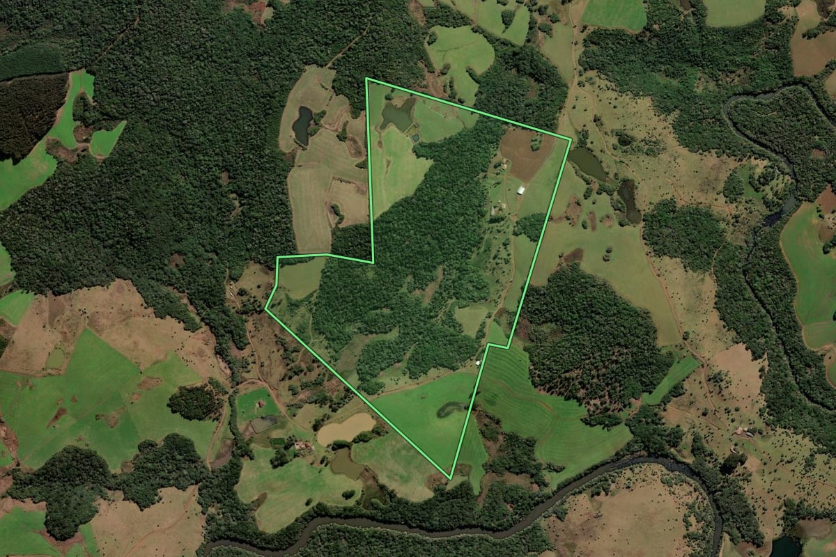Imagem de satélite do imóvel rural em Lebon Régis (SC), com o contorno declarado no CAR desenhado por cima.