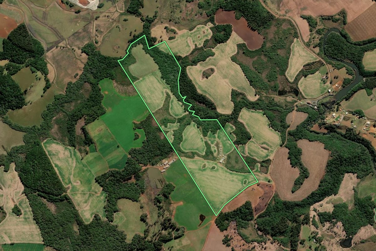 Imagem de satélite do imóvel rural em Lebon Régis (SC), com o contorno declarado no CAR desenhado por cima.