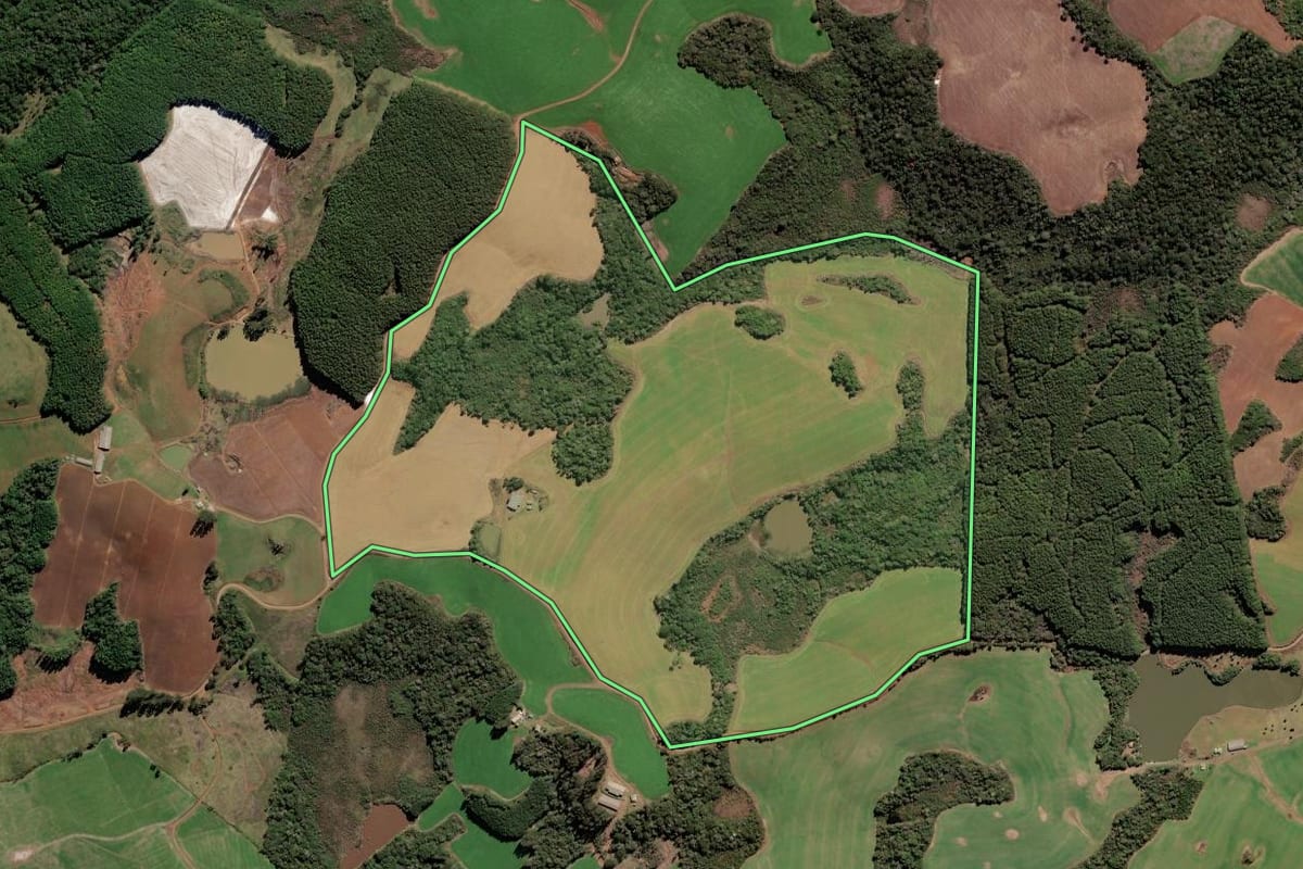 Imagem de satélite do imóvel rural em Lebon Régis (SC), com o contorno declarado no CAR desenhado por cima.