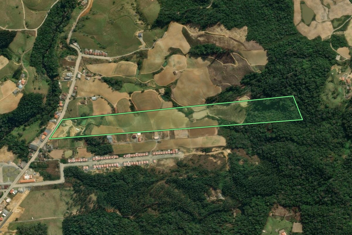 Imagem de satélite do imóvel rural em Leoberto Leal (SC), com o contorno declarado no CAR desenhado por cima.