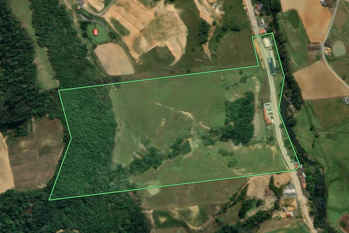Imagem de satélite do imóvel rural em Leoberto Leal (SC), com o contorno declarado no CAR desenhado por cima.
