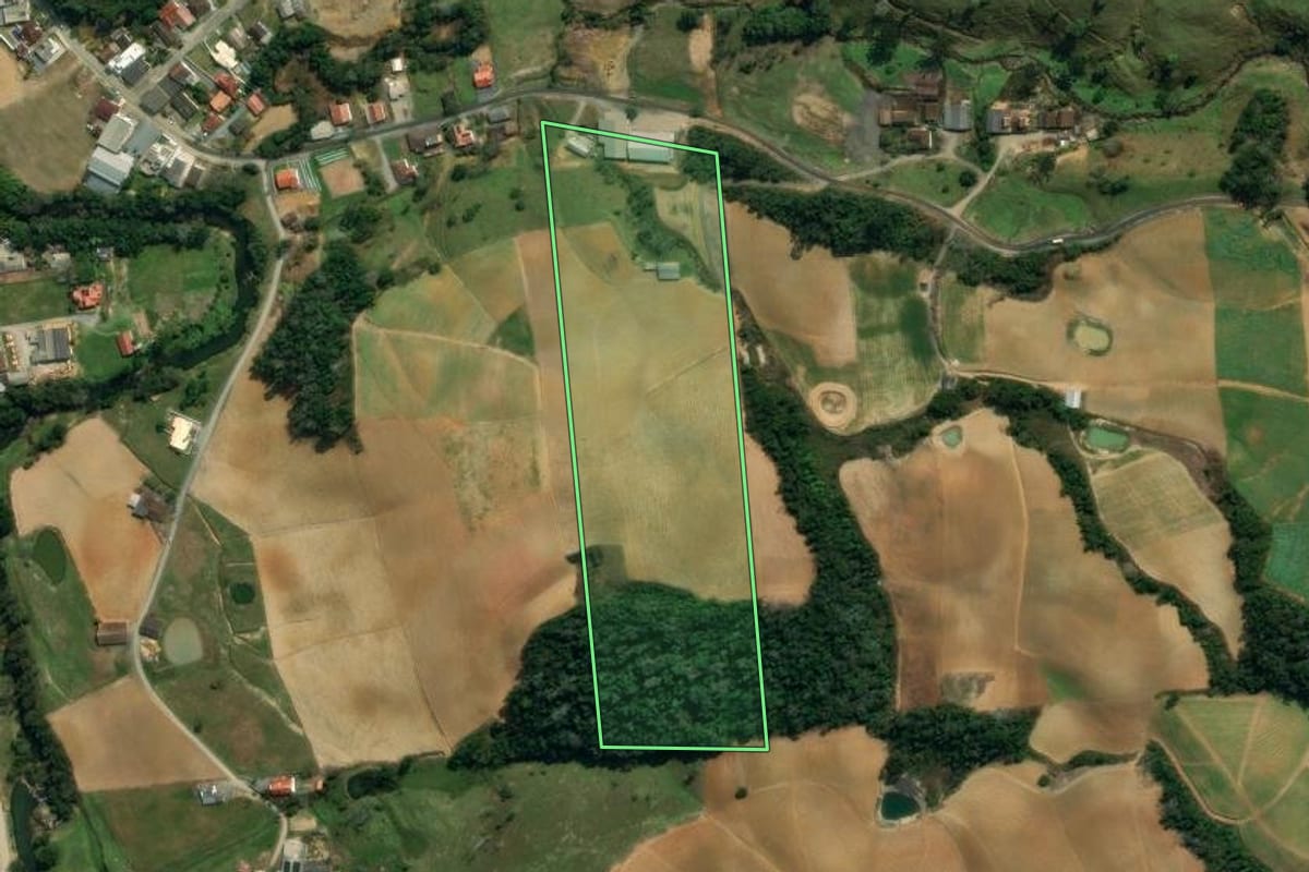 Imagem de satélite do imóvel rural em Leoberto Leal (SC), com o contorno declarado no CAR desenhado por cima.