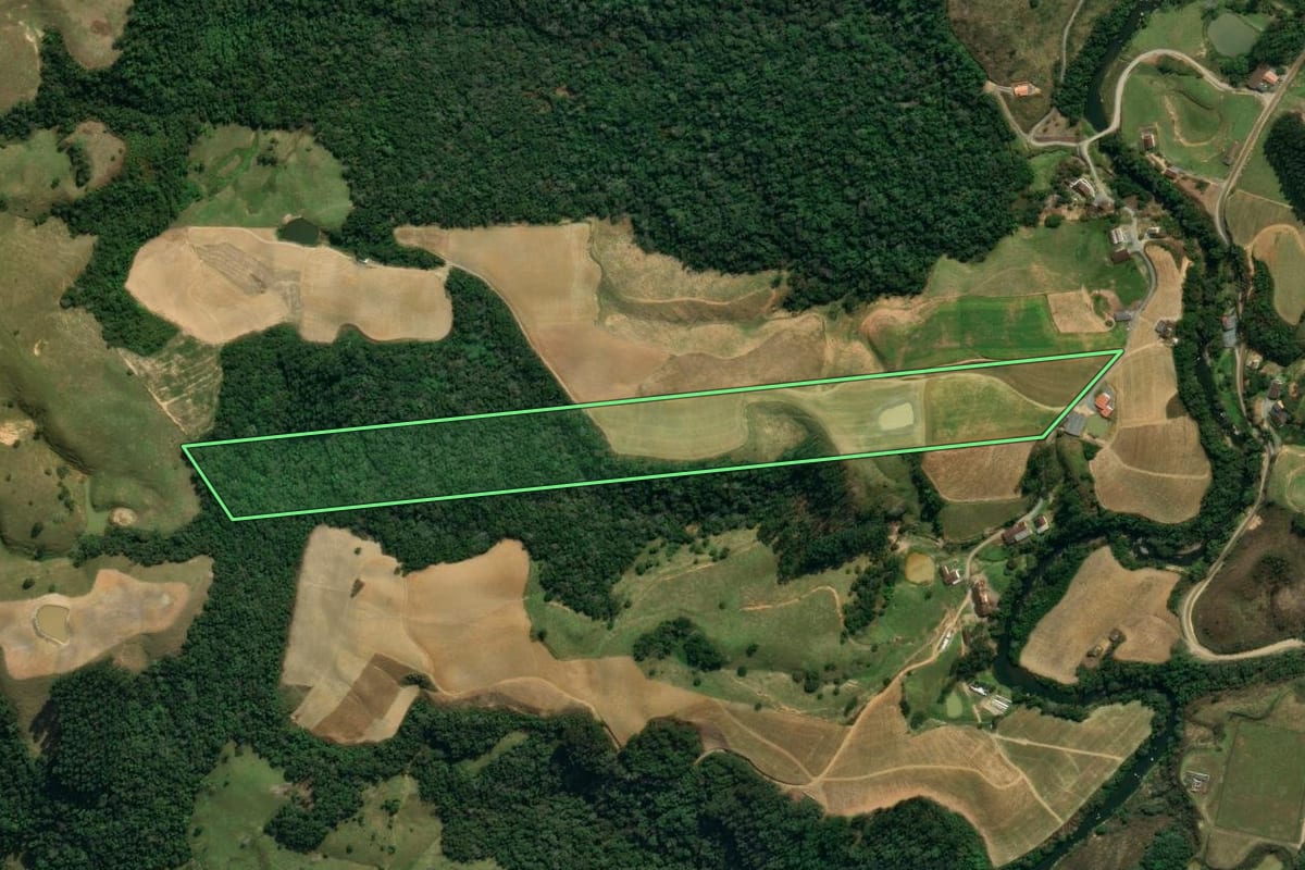 Imagem de satélite do imóvel rural em Leoberto Leal (SC), com o contorno declarado no CAR desenhado por cima.