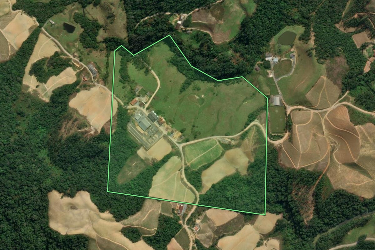 Imagem de satélite do imóvel rural em Leoberto Leal (SC), com o contorno declarado no CAR desenhado por cima.