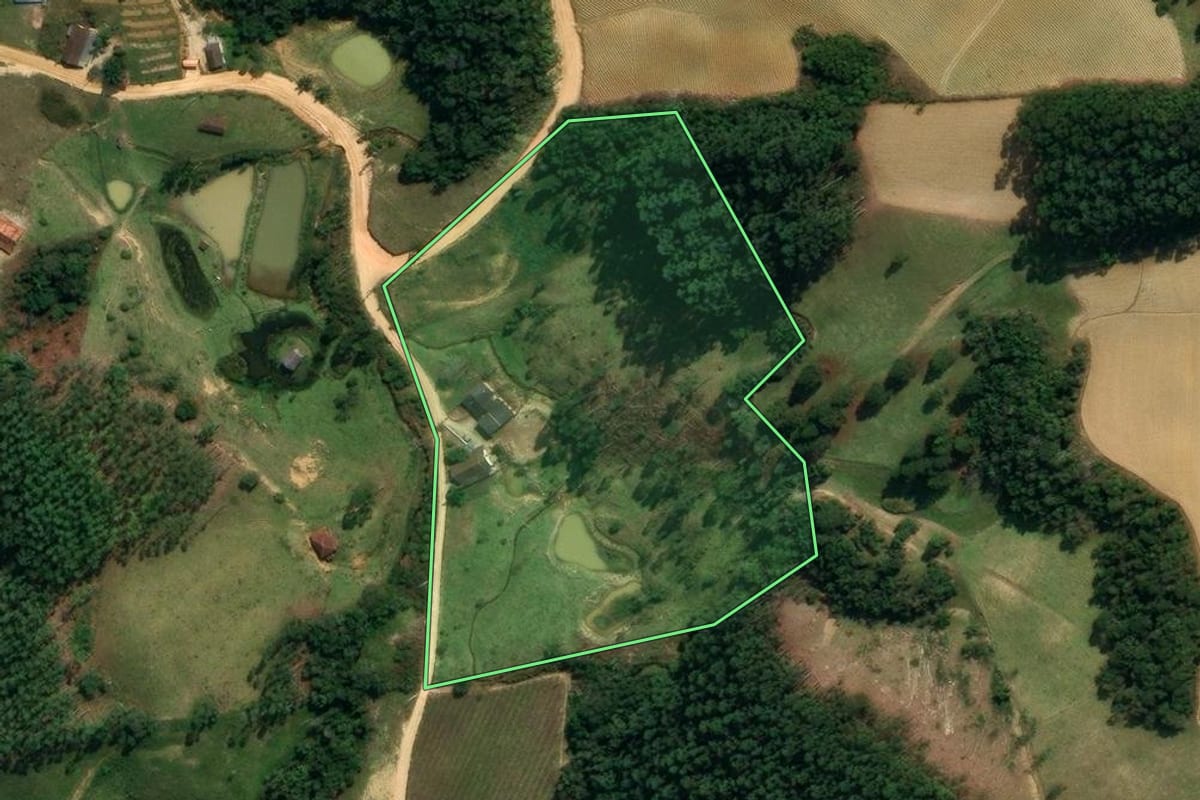Imagem de satélite do imóvel rural em Leoberto Leal (SC), com o contorno declarado no CAR desenhado por cima.