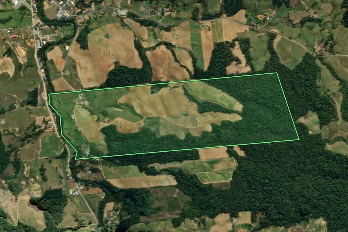 Imagem de satélite do imóvel rural em Leoberto Leal (SC), com o contorno declarado no CAR desenhado por cima.