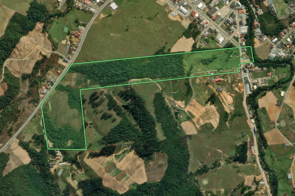 Imagem de satélite do imóvel rural em Leoberto Leal (SC), com o contorno declarado no CAR desenhado por cima.